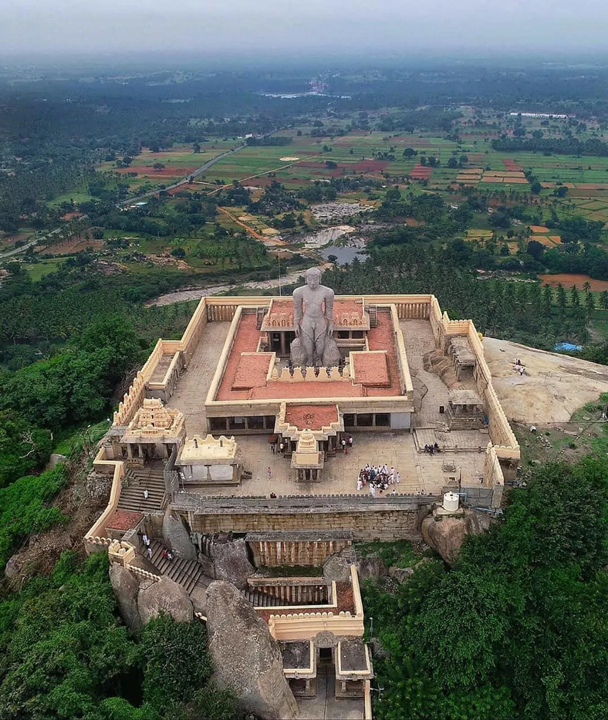 गोमतेश्वर परिसर (श्रवणबेलगोला से परे स्थित)
